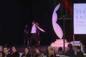 Deklica s piščalko 1